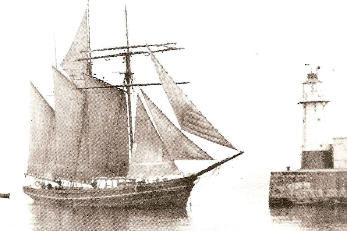 The ‘Rhoda Mary’ entering Newlyn