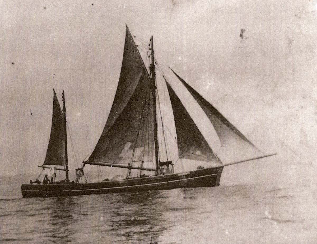 The ketch-rigged ‘outside’ barge ‘Shamrock’